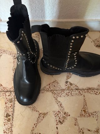 Botines negros con tachuelas