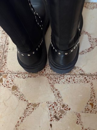 Botines negros con tachuelas