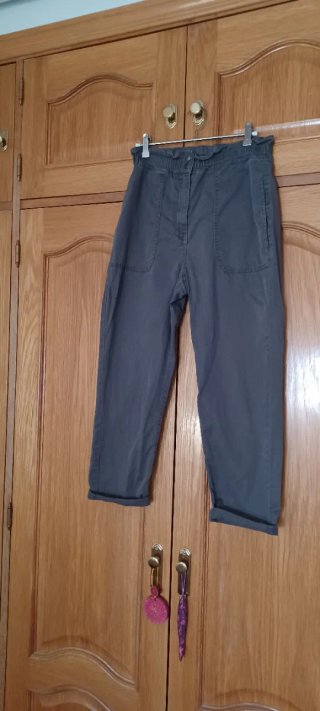 Pantalón carrot Mango gris