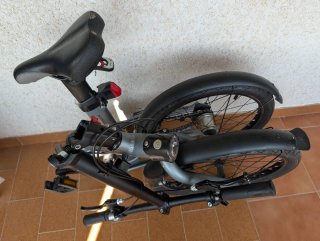 Bicicleta plegable gris. Disfruta de paseos por la