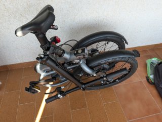 Bicicleta plegable gris. Disfruta de paseos por la