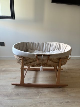 Moisés mimbre balancín madera
