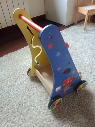 Andador de madera para bebé