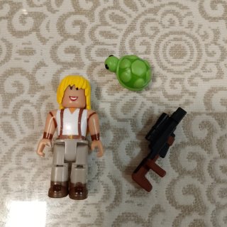 Muñecos Roblox con Tortuga y Arma