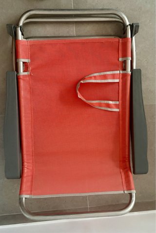 Silla de playa plegable roja y gris