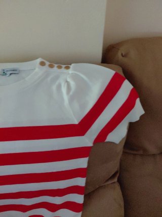 Camiseta de punto con rayas rojas