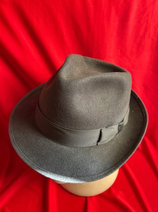 Sombrero de caballero gris vintage