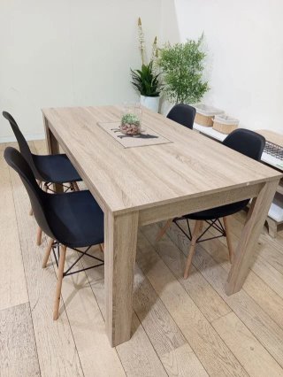 Mesa de comedor y 4 sillas negras