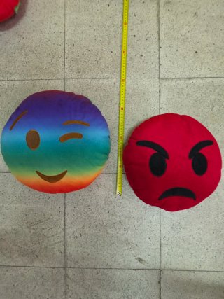 Lote 6 peluches: 5 emojis y Elmo