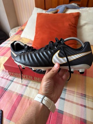 Botas de fútbol Nike Tiempo Negro y Dorado