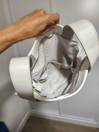 Bolso de mano blanco con asas grises