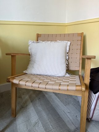 Silla de madera y tela beige