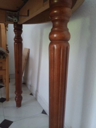Mesa redonda de madera con cristal. 90 cm de diáme