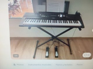 Teclado Yamaha EZ-220 con soporte y pedales