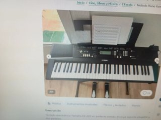 Teclado Yamaha EZ-220 con soporte y pedales