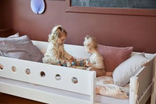 Cama infantil blanca flexa con cajoneras y barrera