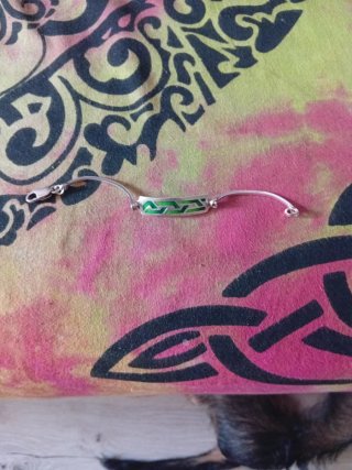 Pulsera de plata con detalles verdes