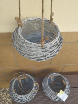 Cestas de mimbre colgantes