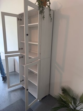 Cristalera blanca con puertas de cristal