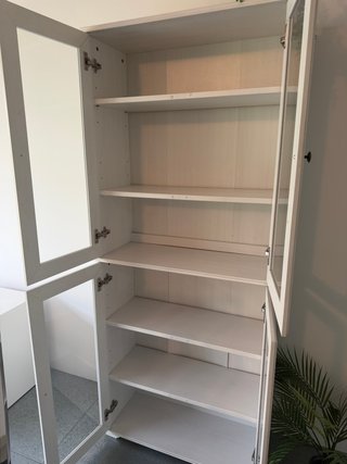 Cristalera blanca con puertas de cristal