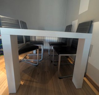 Mesa de comedor y 4 sillas de cuero