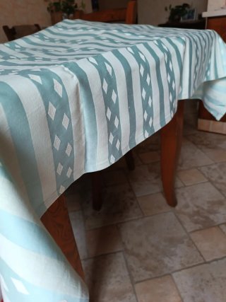 Tovaglia damascata verde acqua e bianca.