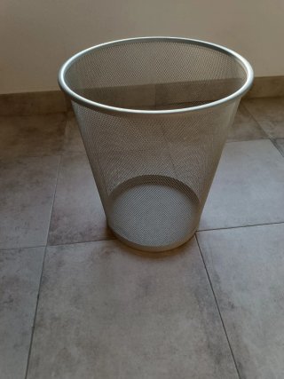 Papelera de oficina metálica gris