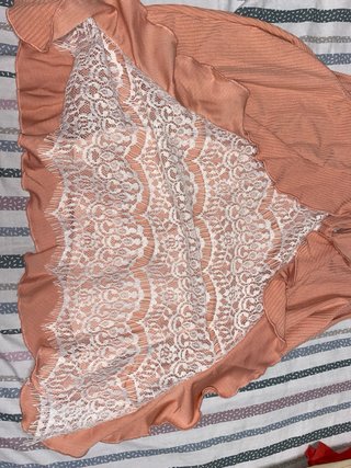 Camiseta rosa con volantes y lazo