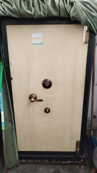 Caja fuerte antigua con león