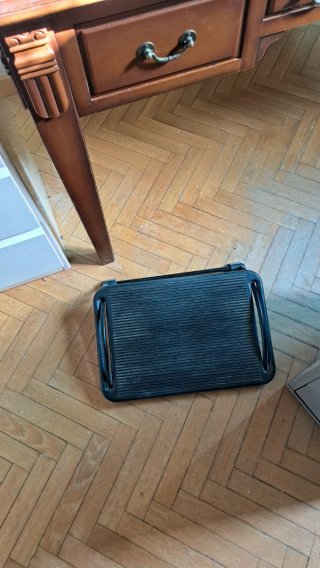 Reposapiés para escritorio negro