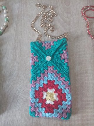 Funda móvil tejida a mano