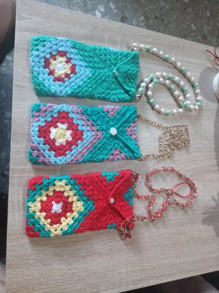 Funda móvil tejida a mano