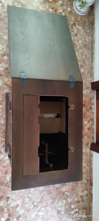 Mueble de madera para máquina de coser