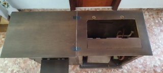 Mueble de madera para máquina de coser