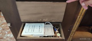 Mueble de madera para máquina de coser