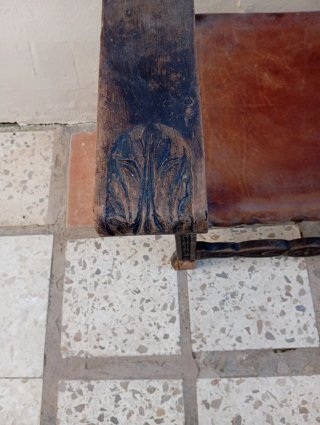 Silla antigua de madera y cuero