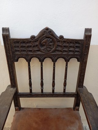 Silla antigua de madera y cuero