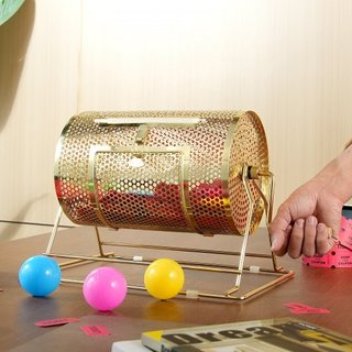 Tambor de Rifa, 11.6 x Ø7.48 pulgadas, Jaula Giratoria de Boletos de Rifa con Acabado en Latón, Capacidad para 2500 Boletos o 100 Pelotas de Ping Pong, Sorteo de Lotería Metálico con Mango de Made...