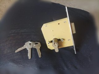 Cerradura TESA con bombín y llaves