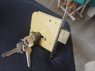 Cerradura TESA con bombín y llaves