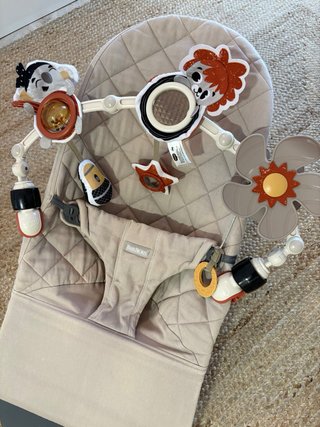 Hamaca BabyBjörn con arco de juegos