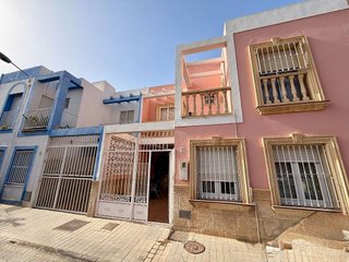 Casa adosada en venta en Los Molinos - Villa Blanca en Almería