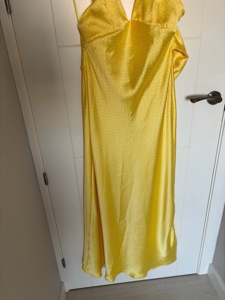 Vestido satén amarillo Zara