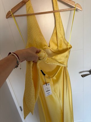 Vestido satén amarillo Zara