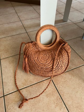 Borsa in paglia rotonda con manici e tracolla