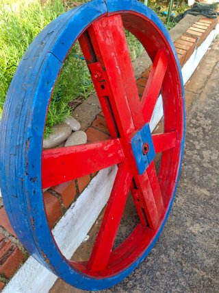 Rueda de madera industrial antigua