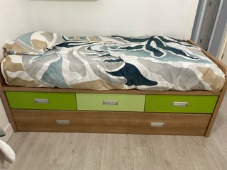 Estructura de cama con cajones