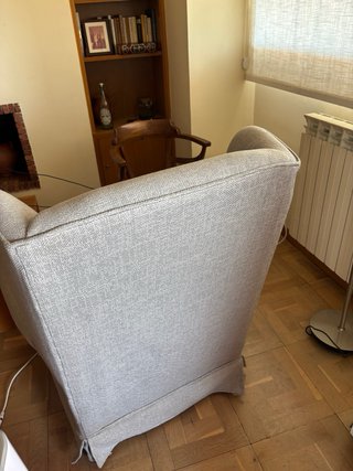 Butaca orejera de tela beige y gris
