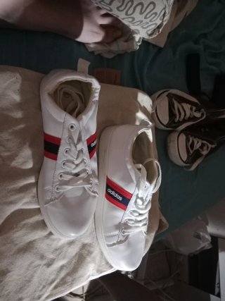 Deportivas Adidas Blancas con Tiras Rojas