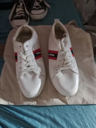 Deportivas Adidas Blancas con Tiras Rojas